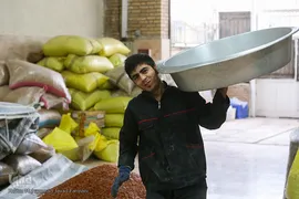بازار گرم آجیل پزها در آستانه عید نوروز 
