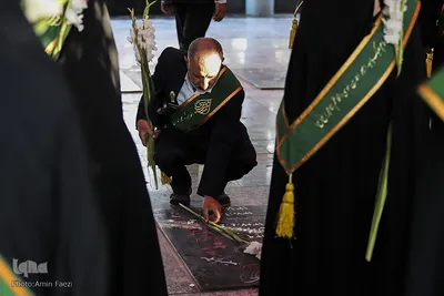 گلباران قبور شهداي دفاع مقدس توسط خادمان حرم شاهچراغ(ع) شيراز