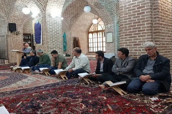 کرسی تلاوت در مسجد استاد و شاگرد تبریز