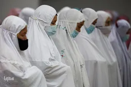 زنان ماسکدار مسلمان در اولین روز ماه رمضان در "کوالالامپور" مالزی نماز می‌خوانند