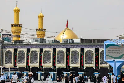 نصب پرچم های سیاه در آستان مقدس امام حسین(ع)
