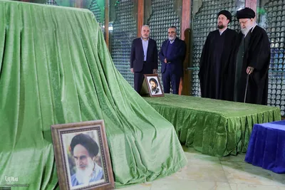 حضور رهبر معظم انقلاب در مرقد مطهر امام راحل و گلزار شهدای بهشت زهرا
