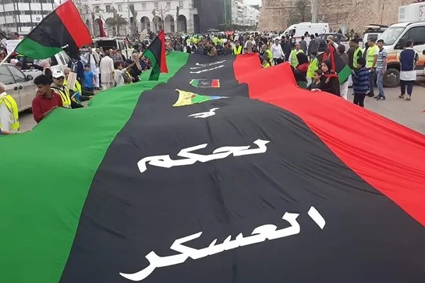 ليبيون يرتدون سترات صفراء رفضاً لدعم فرنسا لحفتر