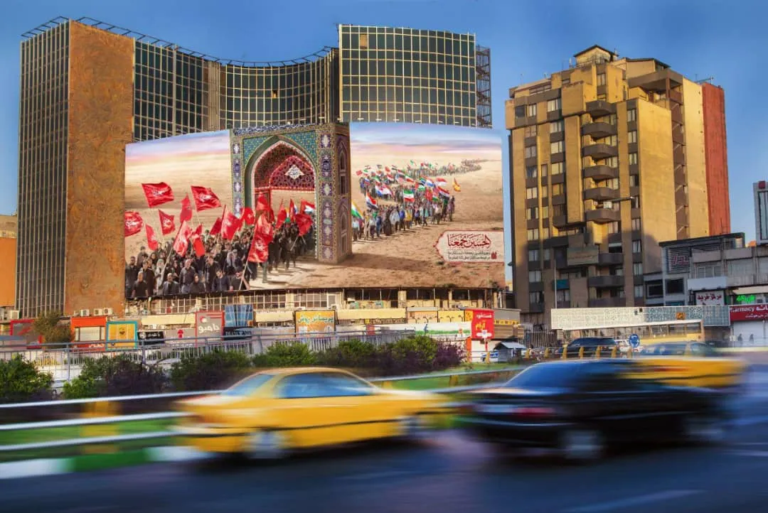 دیوارنگاره جدید میدان ولیعصر با محوریت پیاده‌روی اربعین + عکس