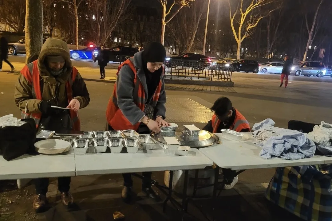 Paris’te ‘Hüseyin Kimdir?’ adlı küresel yardım kuruluşu evsizlere sıcak yemek dağıttı