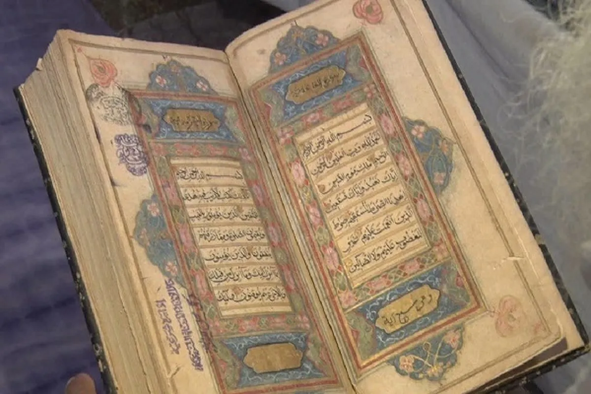 Nakala ya Qur'ani ya karne ya 17 iliyoandikwa kwa wino wa dhahabu huko Lucknow, India