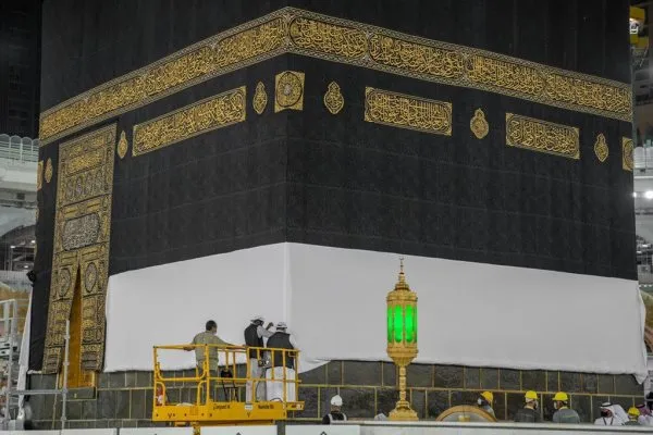 Kabe örtüsü yukarı kaldırıldı