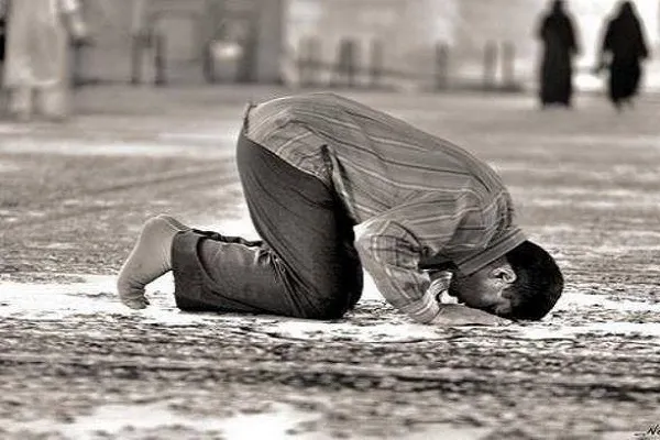 Əgər insan özü namazın səcdəsini yerinə yetirə bilmirsə, oturmuş halda namaz qıla bilərmi?
