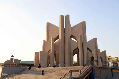 شهریار ایران 
مقبره الشعرا» یادبودی از شاعران و ادیبان مدفون در گورستان خرساب در استان آذربایجان شرقی است که حتی به عنوان نماد تبریز هم شناخته می‌شود. در این مکان شاعرانی مانند اسدی طوسی، خاقانی شروانی و شهریار دفن شده‌اند.