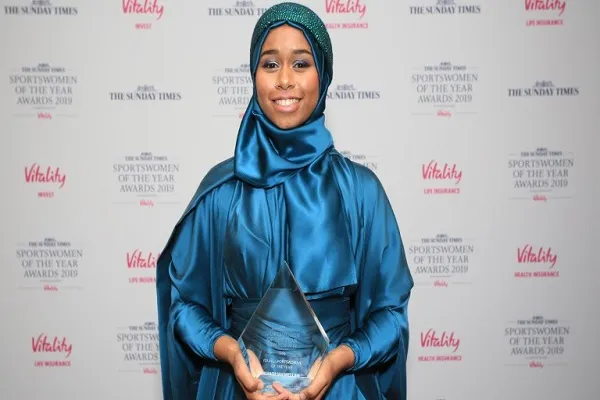Una mujer con hijab se convierte en la mejor atleta inglesa del año