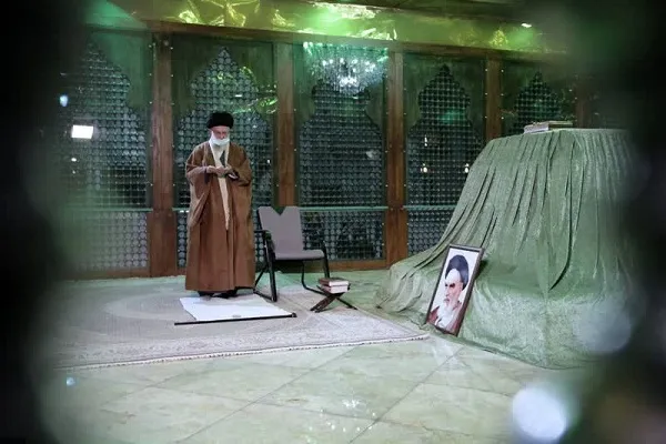 فیلم | حضور رهبر معظم انقلاب در مرقد مطهر امام راحل