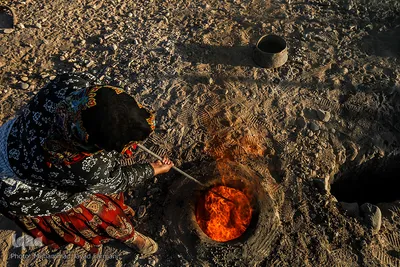 پخت نان به عهده ی زنان عشایر است،آماده سازی تنور برای پخت نان 