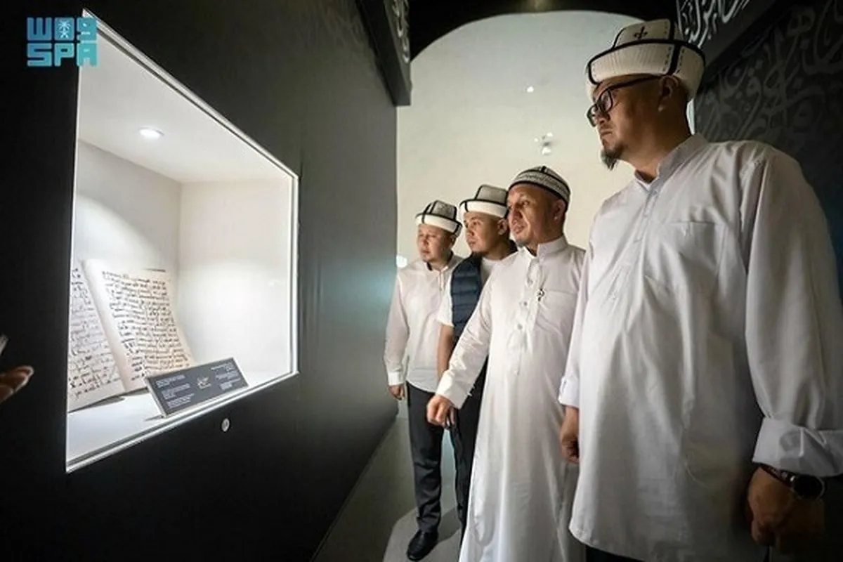 Mamufti wa Kyrgyzstan watembelea maonyesho ya turathi za Kiislamu Makka