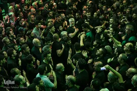 آیین سنتی نخل گردانی و عزاداری ظهر عاشورا در تکیه بزرگ تجریش