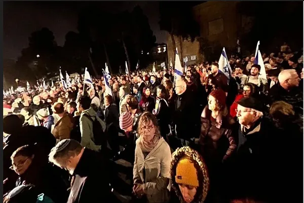 नेतन्याहू के खिलाफ हजारों ज़ायोनी सड़कों पर उतर आए /civil disobedience के आह्वान