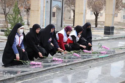 غبارروبی گلزار شهدای ملایر هم‌زمان با روز بزرگداشت شهدا