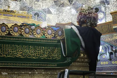  سیاه پوش کردن ضریح مطهر کریمه اهل بیت(س)