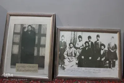 قاب عکسهای موجود در صحن بقعه که در همگی آنها مرحوم آیت الله آقانورالدین عراقی و دیگر علما و بزرگان عراق عجم(اراک) حضور دارند