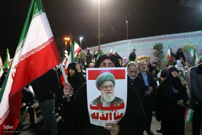 پای کار انقلاب