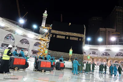 مسجدالحرام در نخستین روز آغاز مناسک حج امسال، شامگاه گذشته شاهد تعویض پرده مقدس کعبه بود.