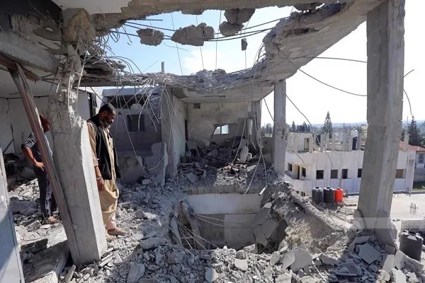 Aviões de guerra israelenses bombardeiam mesquita em Gaza e matam pelo menos 50 fiéis