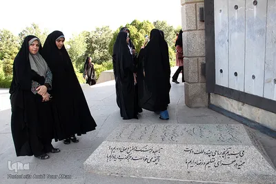 بازدید شرکت کنندگان مسابقات قرآن دانش آموزی از آرامگاه بابا طاهر