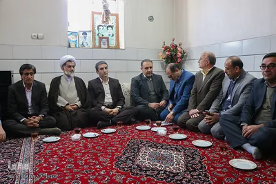 دیدار استاندار مرکزی با خانواده شهیدان احمد و محمود داوودآبادی