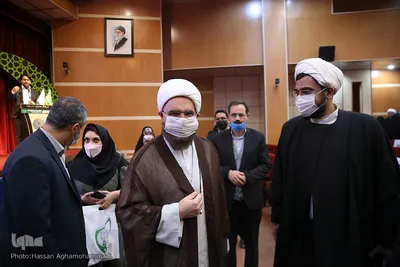 مراسم رونمایی از مجموعه کتب چهل جلدی گام به گام