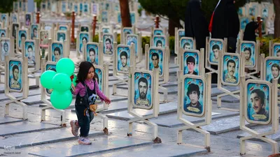 تجدید بیعت دختران و مادران اصفهانی با رهبر انقلاب در گلستان شهدا