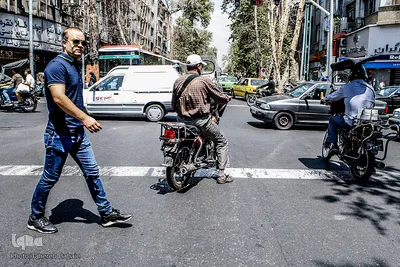 عبور غیر مجاز موتور سیکلت ها از خطوط عابر پیاده