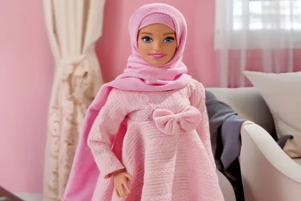 Inisiatif gadis Nigeria mereka bentuk anak patung Barbie bertudung