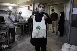 توزیع غذای حضرتی آستان مقدس حضرت عبدالظیم حسنی(ع) میان بیماران کرونایی بستری در بیمارستان فیروزآبادی شهر ری