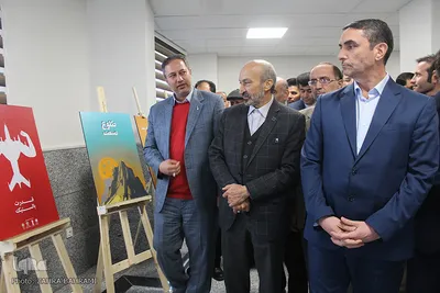 بازدید استاندار مرکزی و رئیس دانشگاه علمی کاربردی کشور از نمایشگاه پوستر چهل سالگی انقلاب در دانشگاه جامع علمی کاربردی اراک