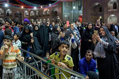 گل‌آرایی و چراغانی حرم رضوی در آستانه میلاد امام هشتم