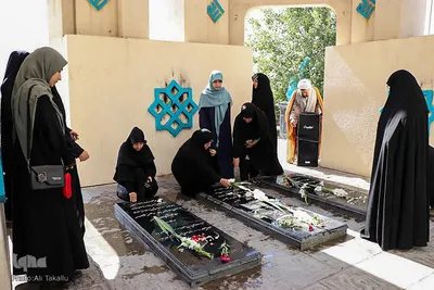 غبار روبی گلزارشهداء همزمان باآغاز هفته دفاع مقدس در ملایر‎