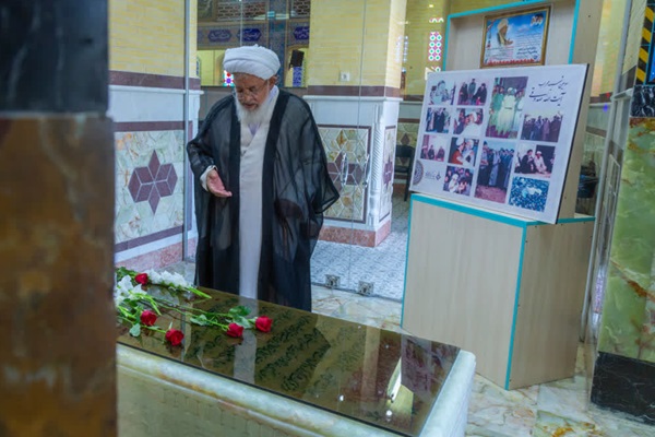 حضور امام جمعه یزد بر تربت شهید محراب