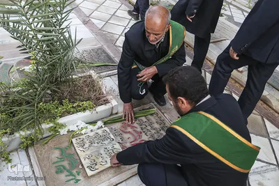 گلباران قبور شهداي دفاع مقدس توسط خادمان حرم شاهچراغ(ع) شيراز