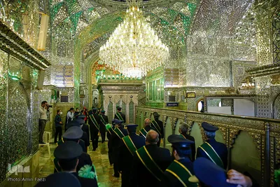 تعویض پرچم حرم مطهر شاهچراغ(ع)