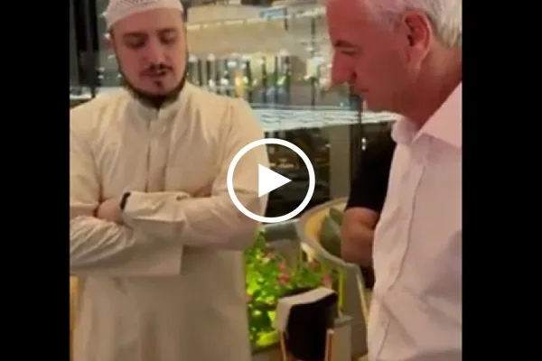 بالفیديو..نجم نادي ليفربول الإنجليزي Ian Rush يستمع لتلاوة القرآن