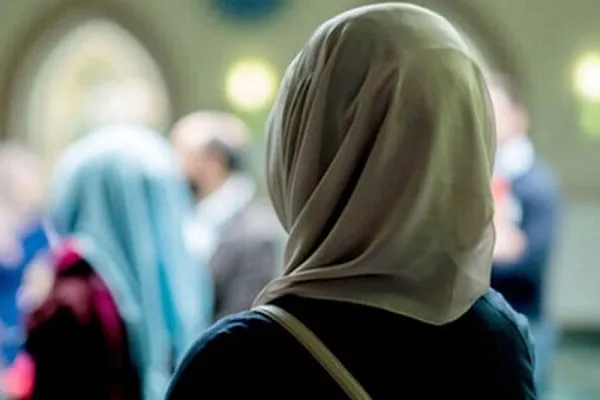 ABŞ polisi müsəlman xanımın zorakılıqla hicabını açdı