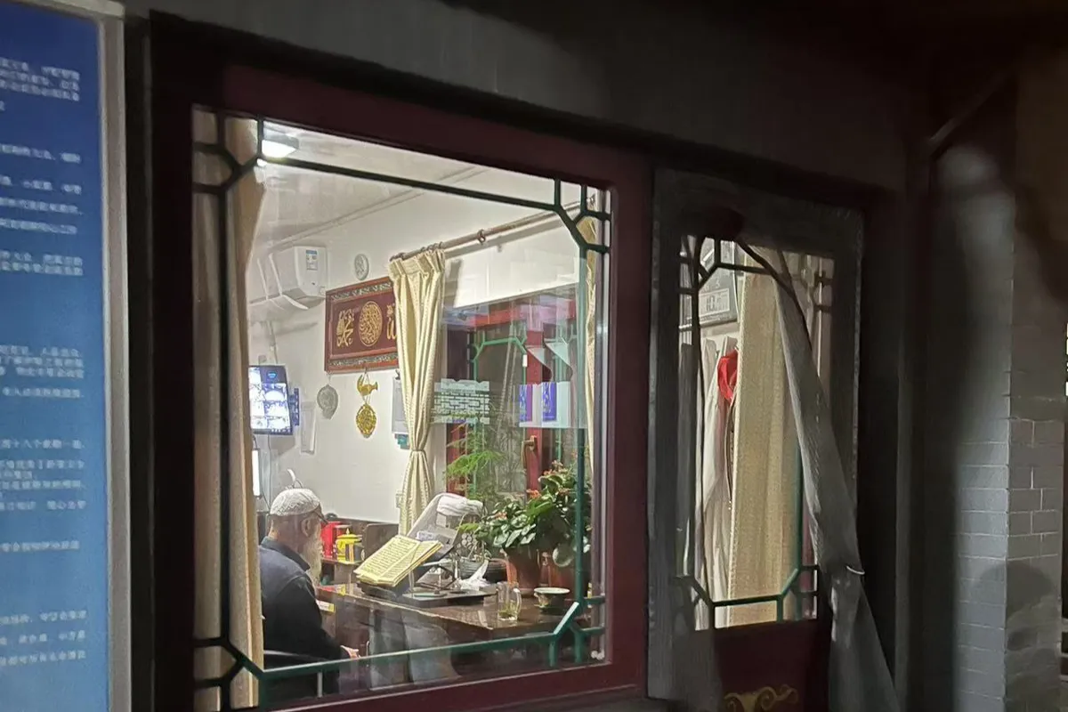 Kombinasi Spiritualitas dan Keramahtamahan dalam Acara Buka Puasa di Masjid Cina