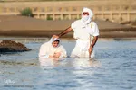 مراسم غسل تعمید منداییان در کنار رودخانه کارون
