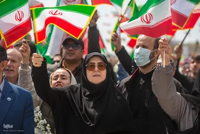 اجتماع عظیم مردمی و اهتزاز بزرگترین پرچم ایران در روز جمهوری اسلامی