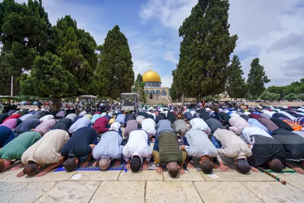 50 000 fidèles palestiniens participent à la prière du vendredi à Al-qsa
