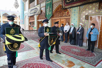 مراسم تعویض پرچم گنبد حرم حضرت شاهچراغ (ع)