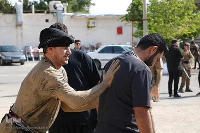آیین «گل‌مالی» صبح عاشورا در فولادشهر اصفهان