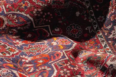 هنر مرمت فرش در قلب بازار اصفهان