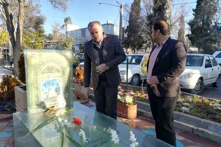 گلباران قبور شهدای فارس در طلیعه دهه فجر/ یادواره شهدای فجرآفرین برگزار می‌شود