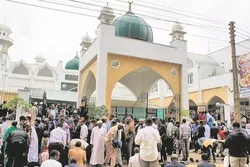 केन्याई मुसलमानों द्वारा ज़रूरतमंद लोगों को धर्मार्थ सहायता का वितरण