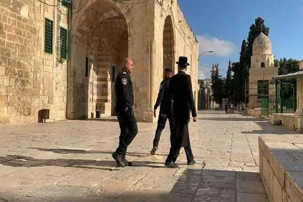 Siyonist yerleşimciler El Aksa Camii'ne saldırdı